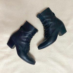 FRYE - Lace-up Victorian style Prairie Boot, US 7.5